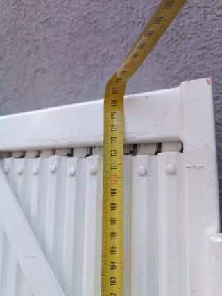 Rejas metálicas blancas plegables