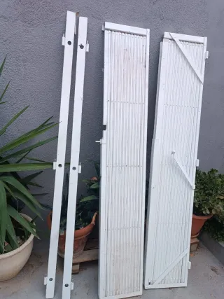 Rejas metálicas blancas plegables