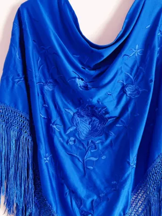 Mantoncillo bordado floral azul