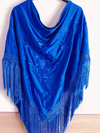 Mantoncillo bordado floral azul