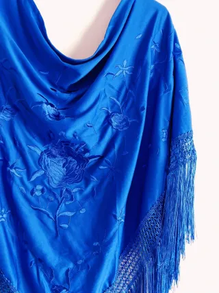 Mantoncillo bordado floral azul