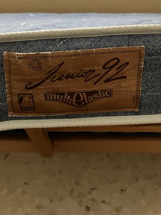 Cama individual con colchón y edredón