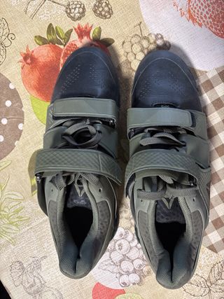 Zapatillas de entrenamiento negras y verdes