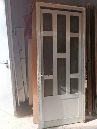 Puerta con cristal y marco