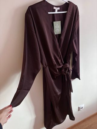 Vestido H&M burdeos satinado cruzado
