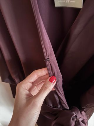 Vestido H&M burdeos satinado cruzado