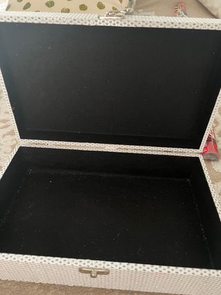 Caja decorativa blanca con cierre