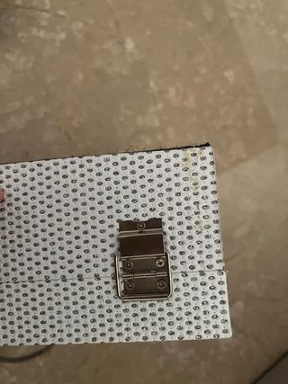 Caja decorativa blanca con cierre