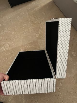 Caja decorativa blanca con cierre
