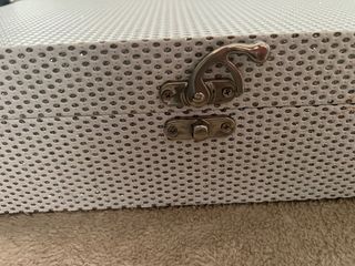 Caja decorativa blanca con cierre