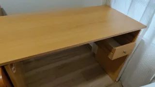 Escritorio de madera color beige