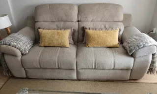 Sofá de 3 plazas beige,tapizado antimanchas.