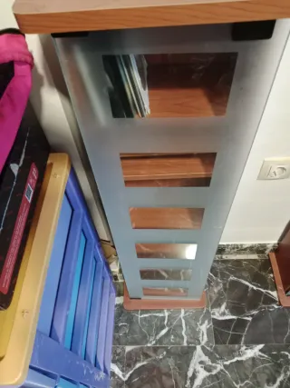 Estantería de cristal y madera