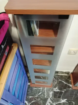 Estantería de cristal y madera