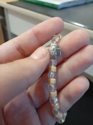 Pulsera con cruz plateada