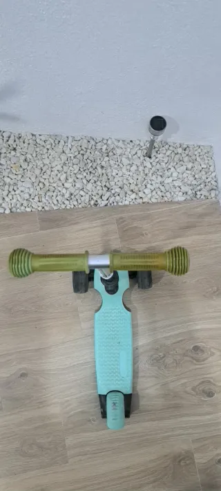 Patinete infantil ajustable con luces en las rueda