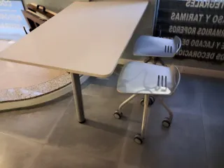 Mesa de cocina silestone con 2 taburete metálicos