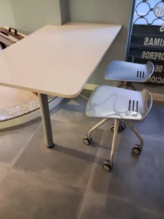 Mesa de cocina silestone con 2 taburete metálicos