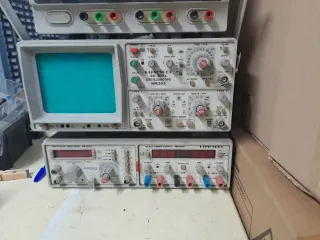 Osciloscopios y varaios aparatos de medida