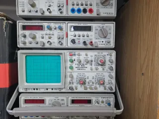 Osciloscopios y varaios aparatos de medida