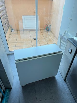 Mesa de cocina blanca de madera