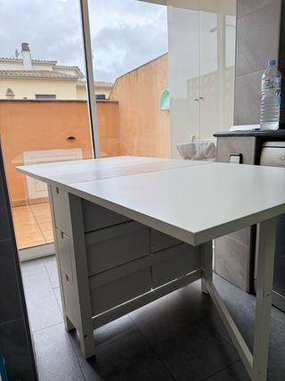 Mesa de cocina blanca de madera