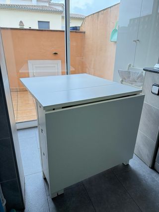 Mesa de cocina blanca de madera