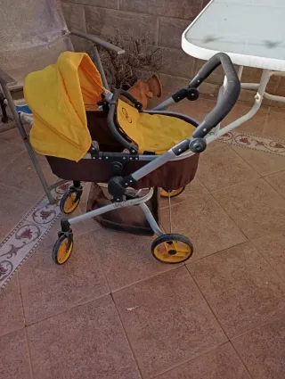 Carrito de muñecas amarillo y marrón