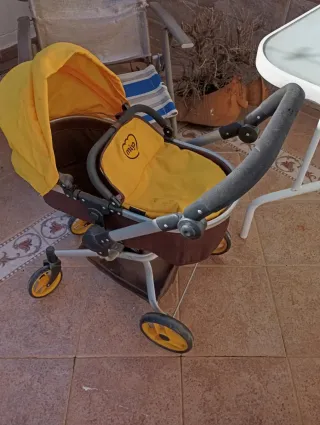 Carrito de muñecas amarillo y marrón