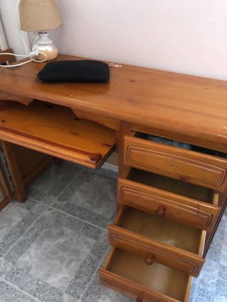 Escritorio de madera marrón
