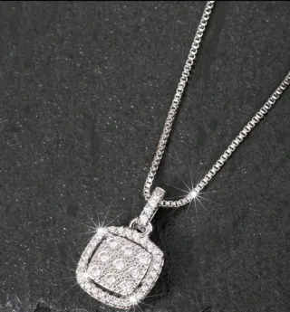 Colgante plateado con Circonitas cúbicas.