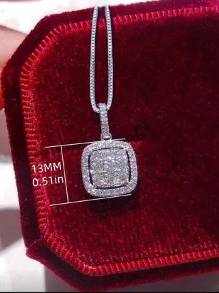 Colgante plateado con Circonitas cúbicas.