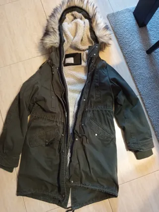 Abrigo verde forrado con capucha