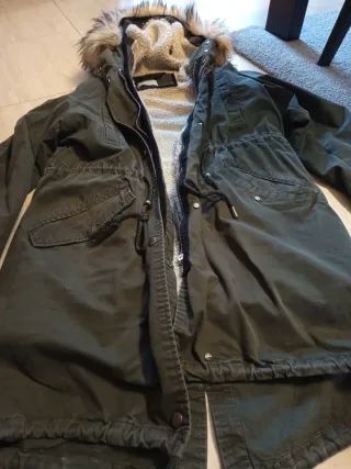 Abrigo verde forrado con capucha