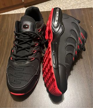 Zapatillas deportivas negras con detalles rojos