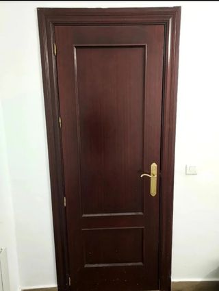 Puerta madera cristalera y ciega.