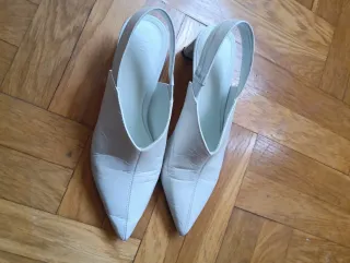 Zuecos de piel blancos