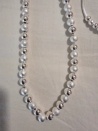 Collar y pulsera de bisutería plateada