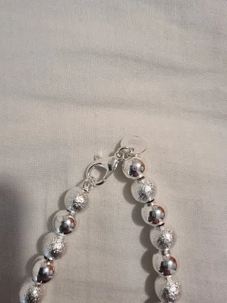 Collar y pulsera de bisutería plateada