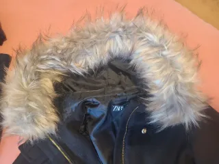 Abrigo paño negro con capucha