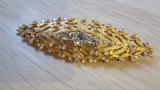 Broche vintage dorado con pedrería
