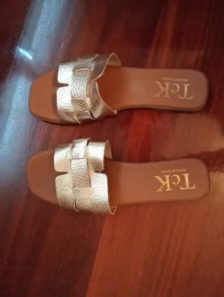 Sandalias TCK doradas hechas en España