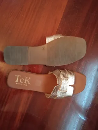 Sandalias TCK doradas hechas en España