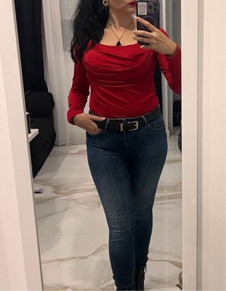 Camiseta roja con pliegues