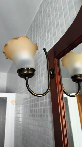 Espejo de madera con apliques