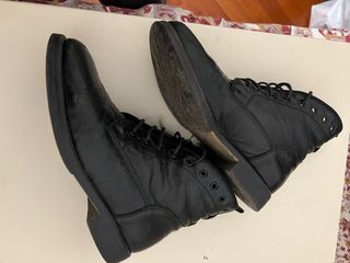 Scarponcini neri donna con borchie e perle davanti