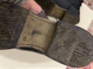 Scarponcini neri donna con borchie e perle davanti