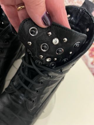 Scarponcini neri donna con borchie e perle davanti