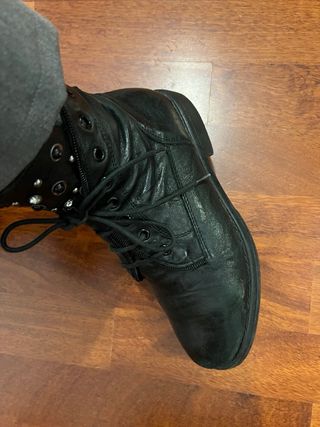 Scarponcini neri donna con borchie e perle davanti