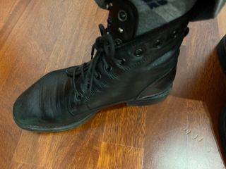 Scarponcini neri donna con borchie e perle davanti